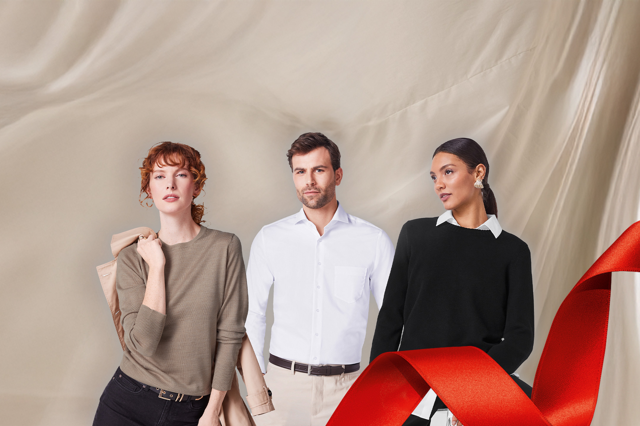 Trzy osoby w eleganckich ubraniach: sweter, koszula, spodnie, z czerwoną wstążką.