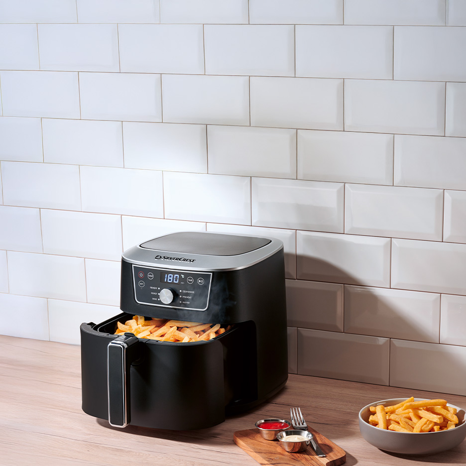 Frytkownica Silvercrest z frytkami na drewnianym blacie kuchennym