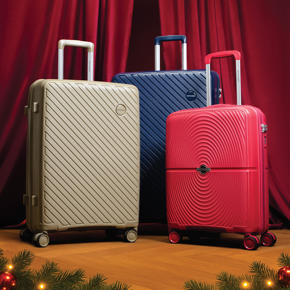 Trzy walizki WITTCHEN w kolorach beżowym, granatowym i czerwonym na tle czerwonych zasłon.