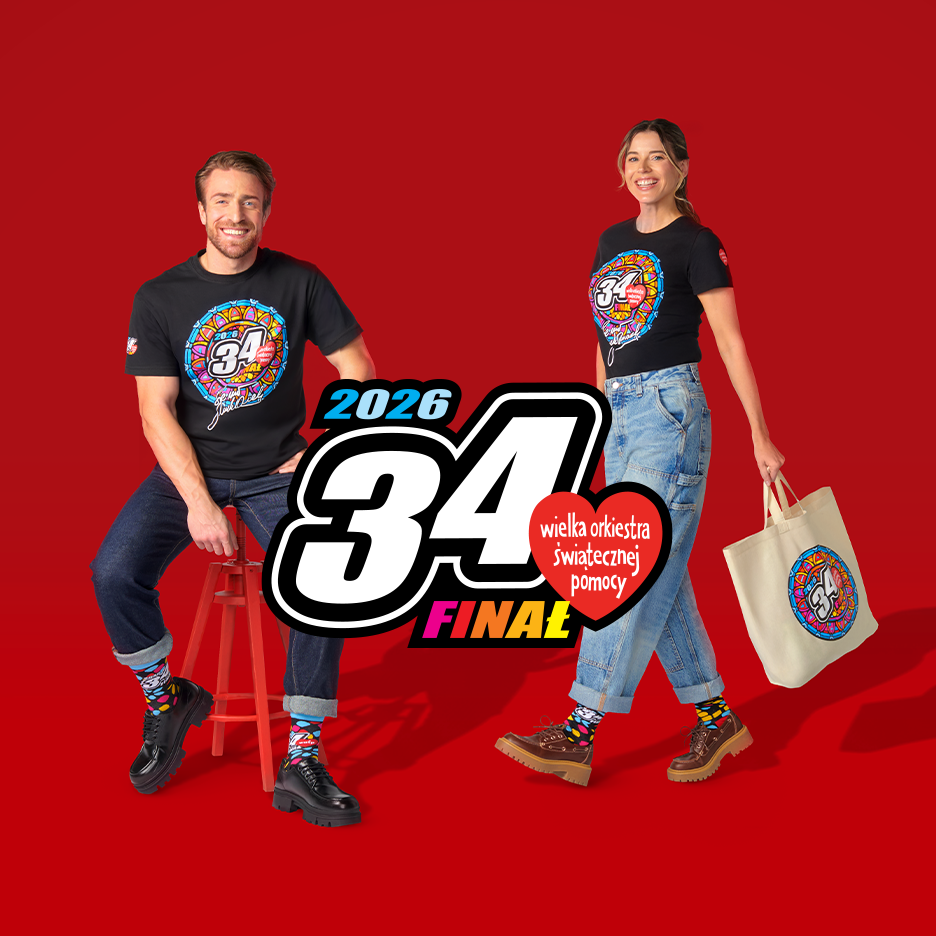 Mężczyzna i kobieta w czarnych koszulkach z kolorowym logo 34. Finału WOŚP 2026, kobieta trzyma torbę.
