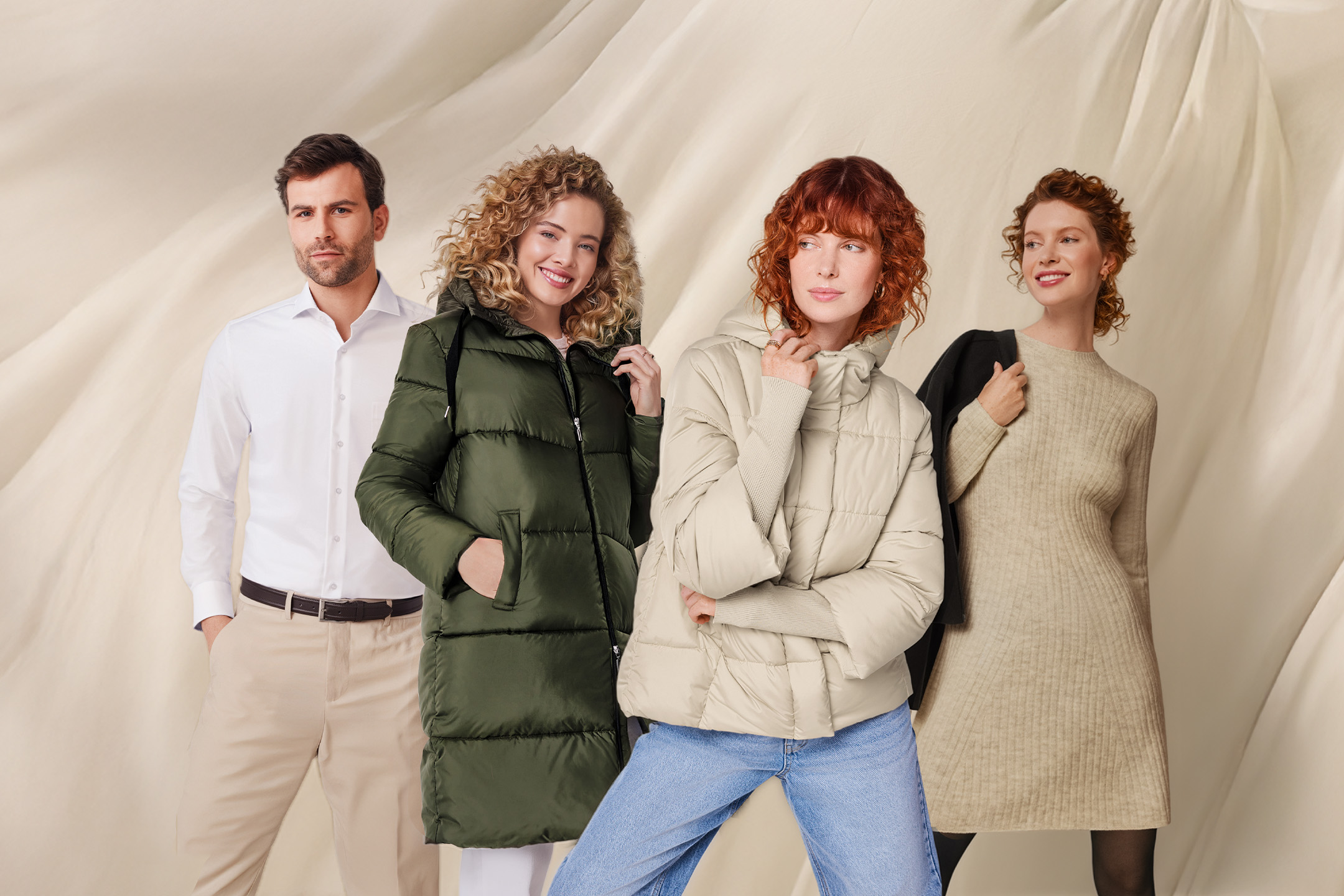 Cztery osoby prezentują kurtki puchowe i eleganckie ubrania na beżowym tle.