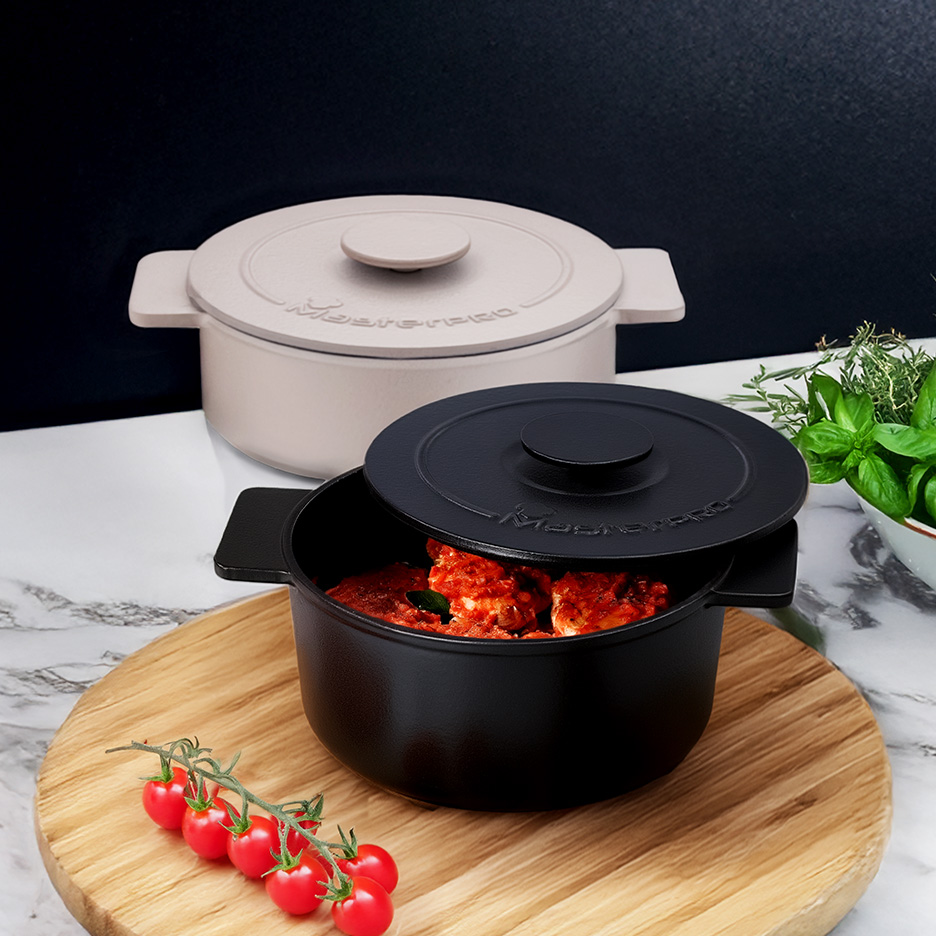 Dwa garnki Masterpro, czarny z jedzeniem i beżowy, na drewnianej desce z pomidorami i ziołami.