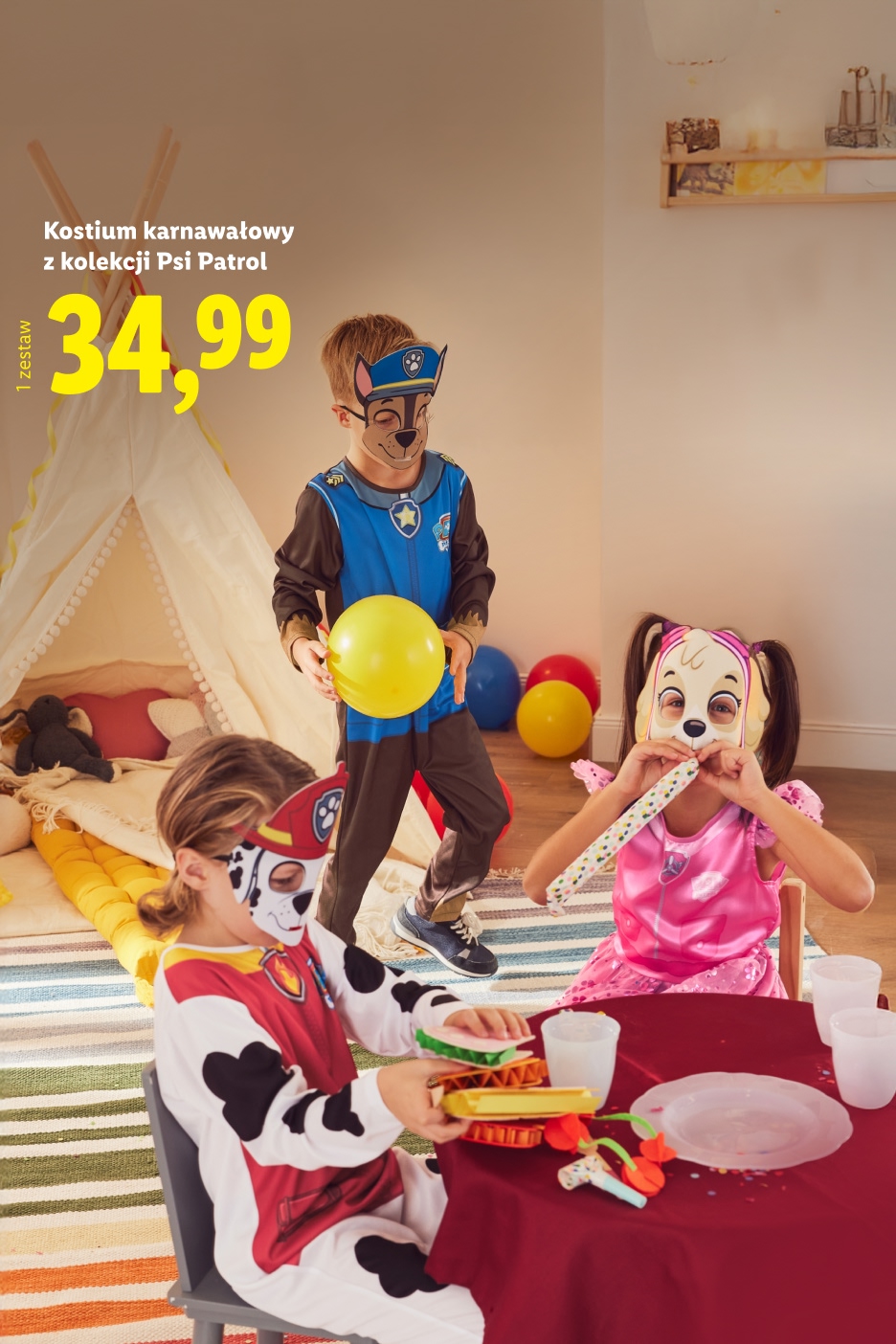 Dzieci w kostiumach karnawałowych Psi Patrol, bawiące się na przyjęciu.