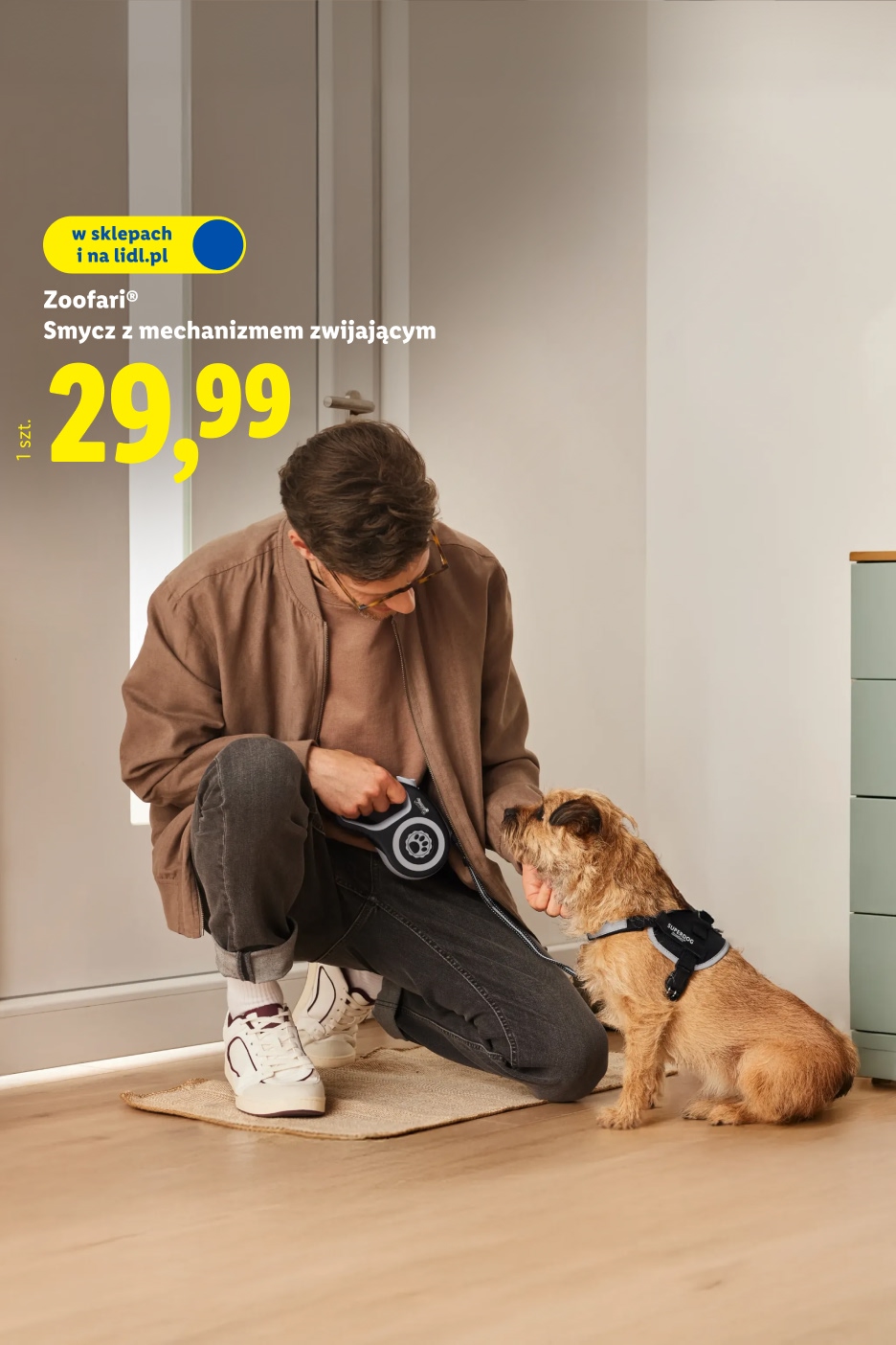 Mężczyzna z psem, trzymający smycz Zoofari z mechanizmem zwijającym, cena 29,99 zł.