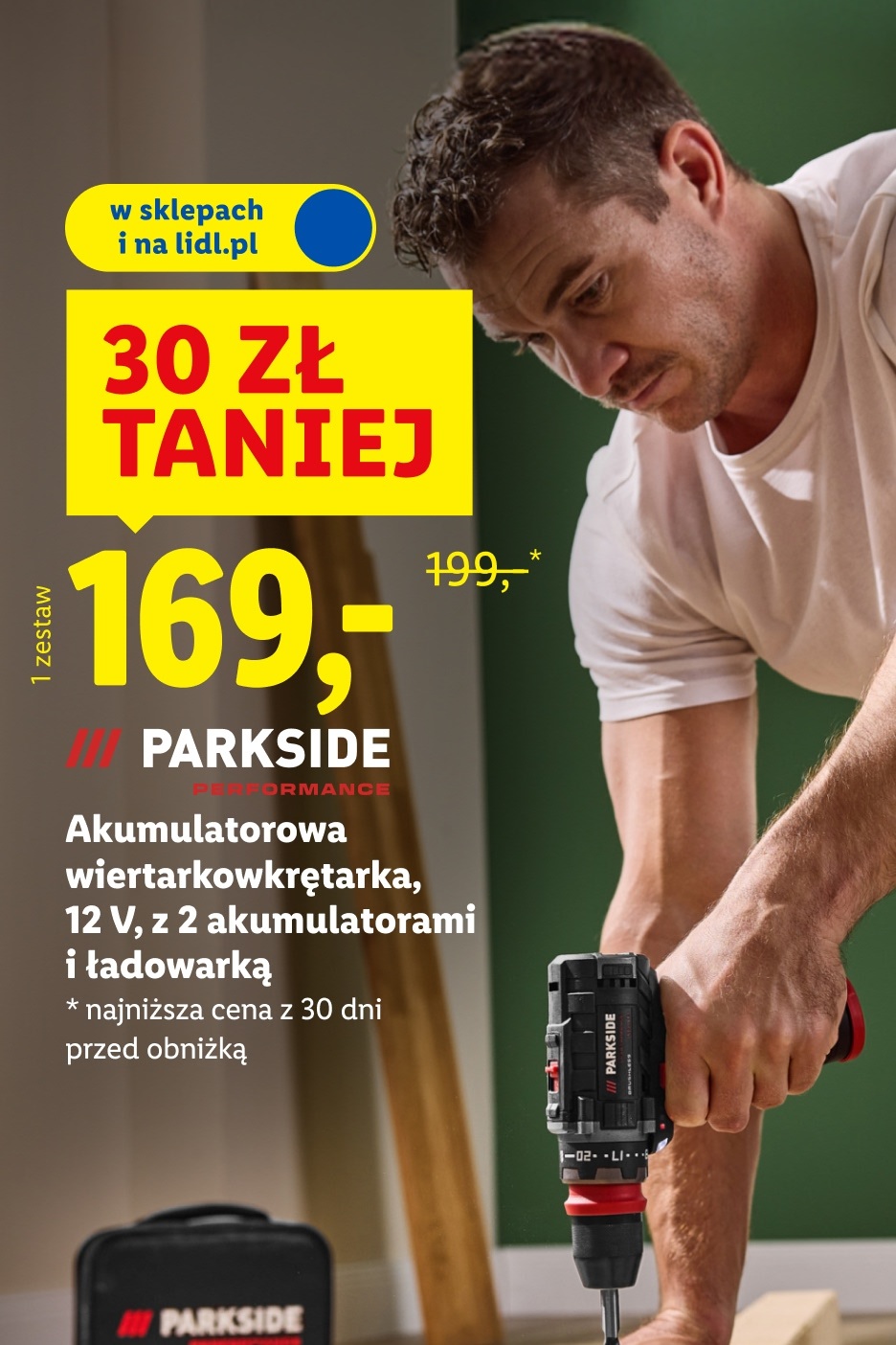 Mężczyzna używający wiertarkowkrętarki Parkside, z ofertą 30 zł taniej na 169 zł.