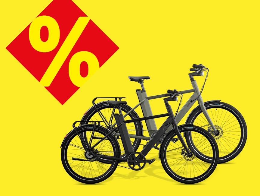 Dwa rowery elektryczne na żółtym tle z czerwonym symbolem procentu.