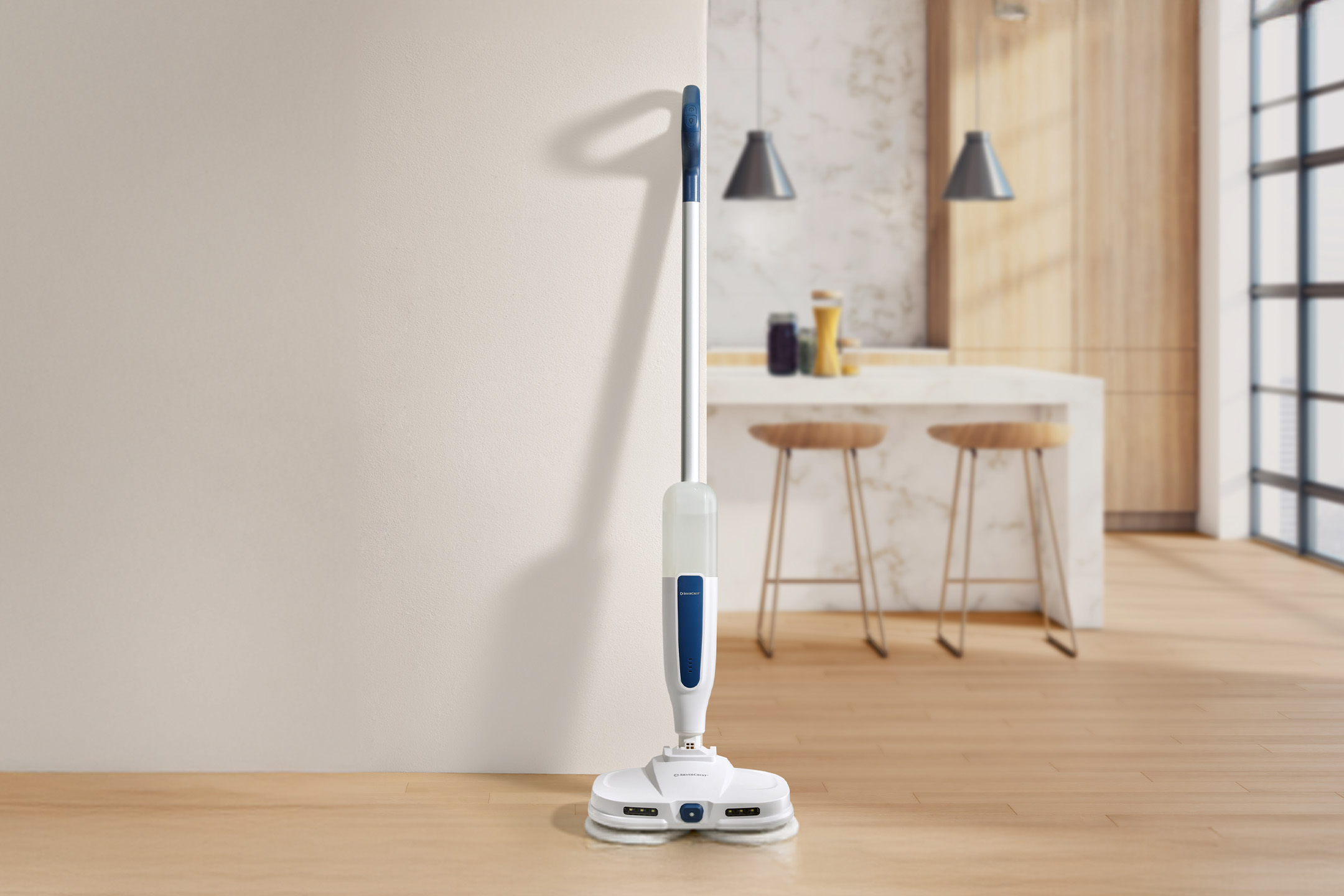 Biały mop parowy z niebieskimi akcentami stojący na drewnianej podłodze w nowoczesnej kuchni.