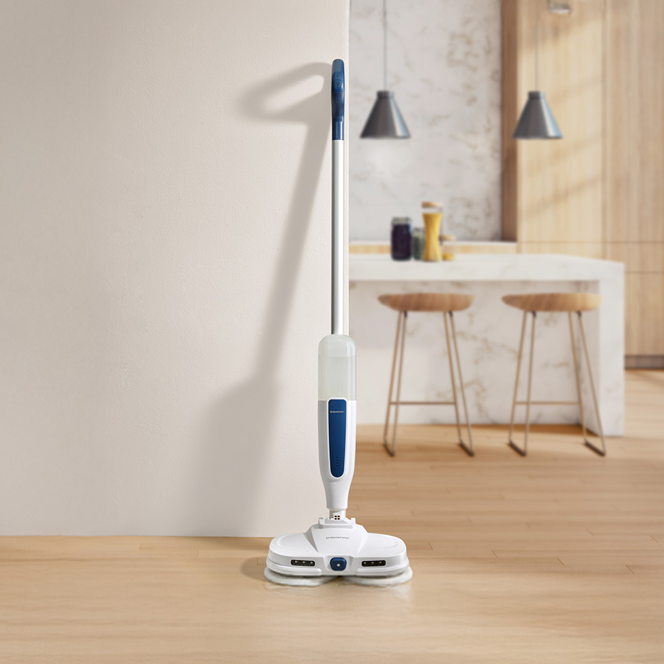 Biało-niebieski mop elektryczny na drewnianej podłodze w kuchni.