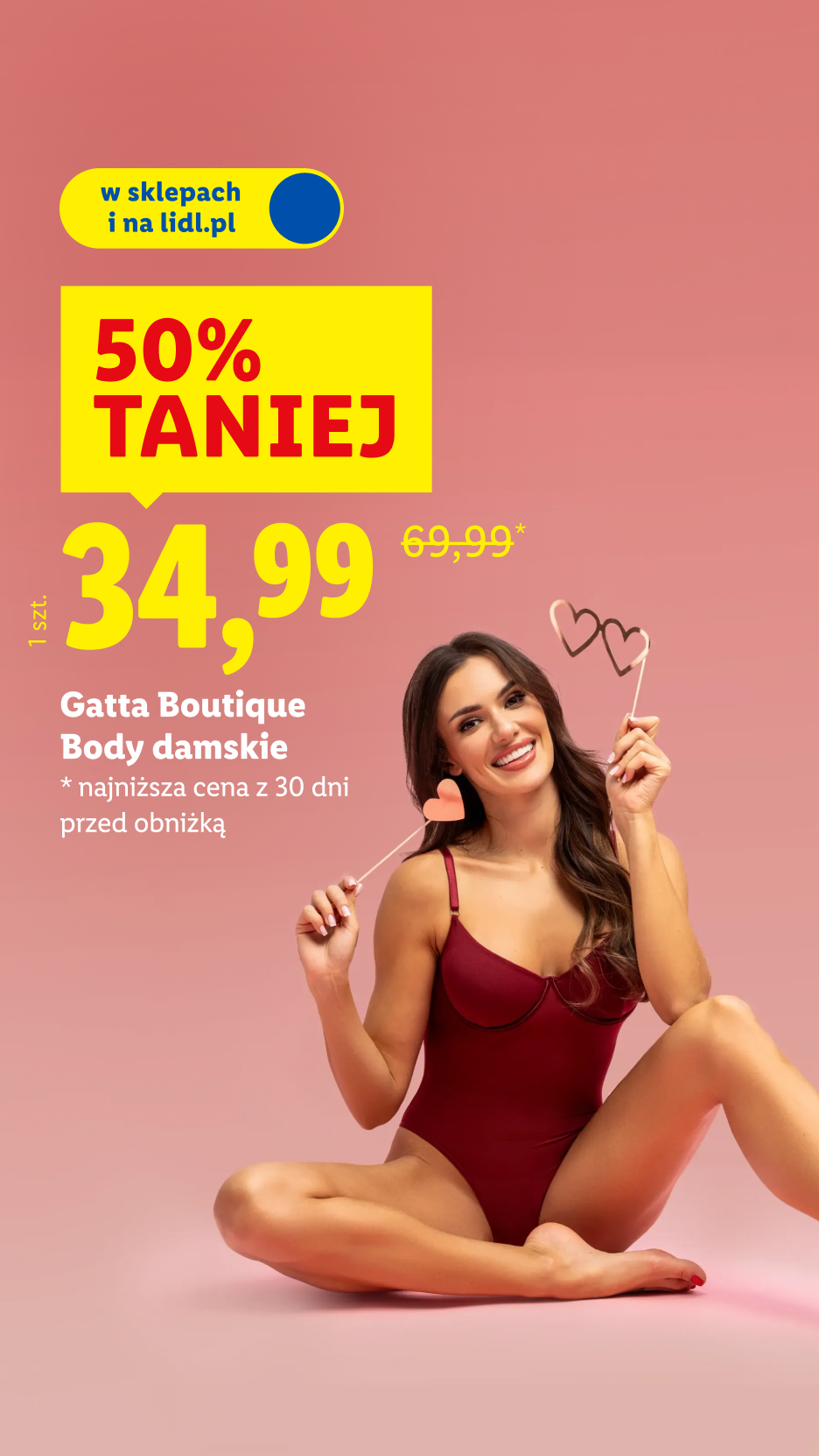 Kobieta w bordowym body, trzymająca serduszka, z napisem '50% TANIEJ' i ceną 34,99 zł.