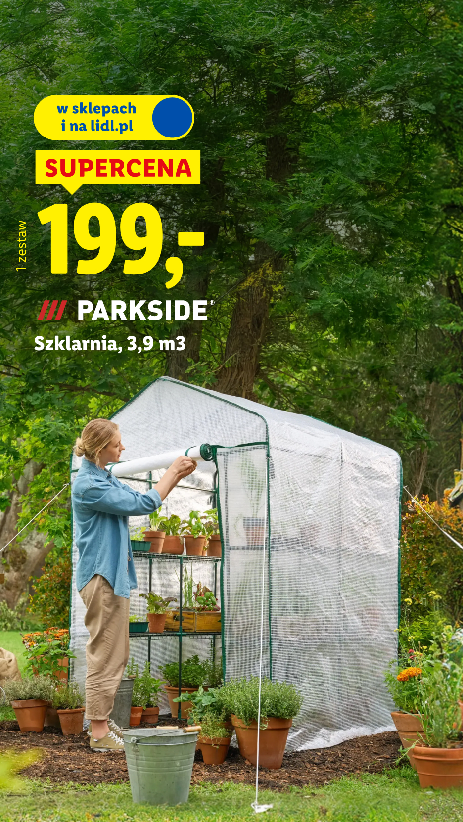 Kobieta w ogrodzie otwiera foliową szklarnię z roślinami, obok informacja o supercenie 199 zł.