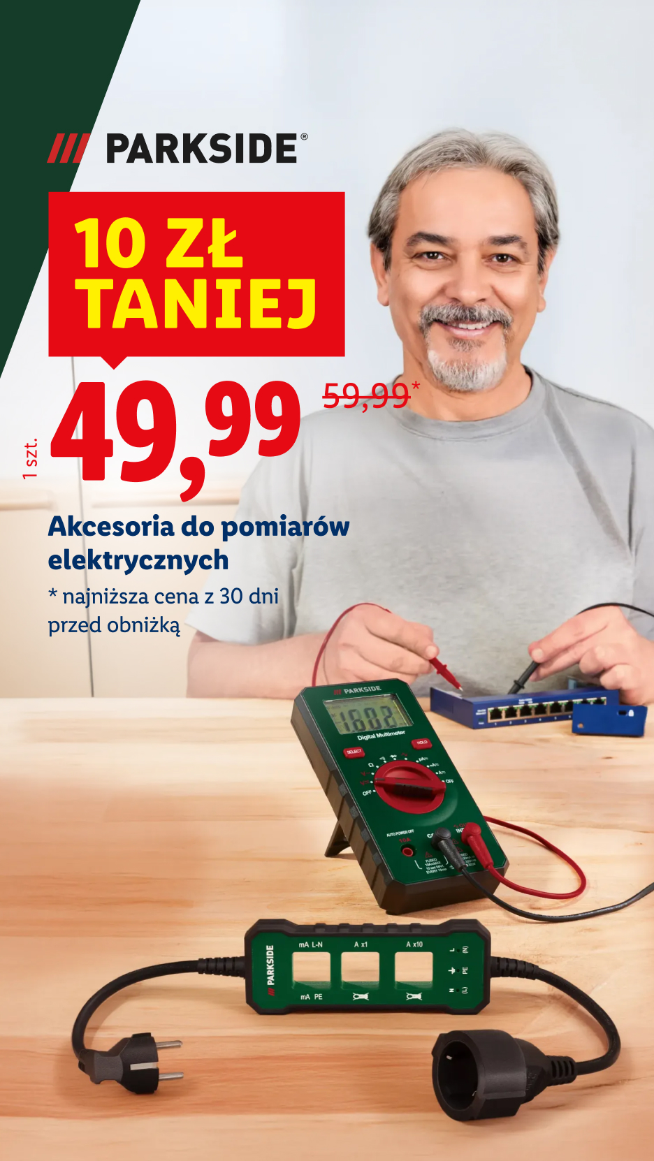 Mężczyzna używający multimetru cyfrowego i akcesoriów do pomiarów elektrycznych, cena 49,99 zł.
