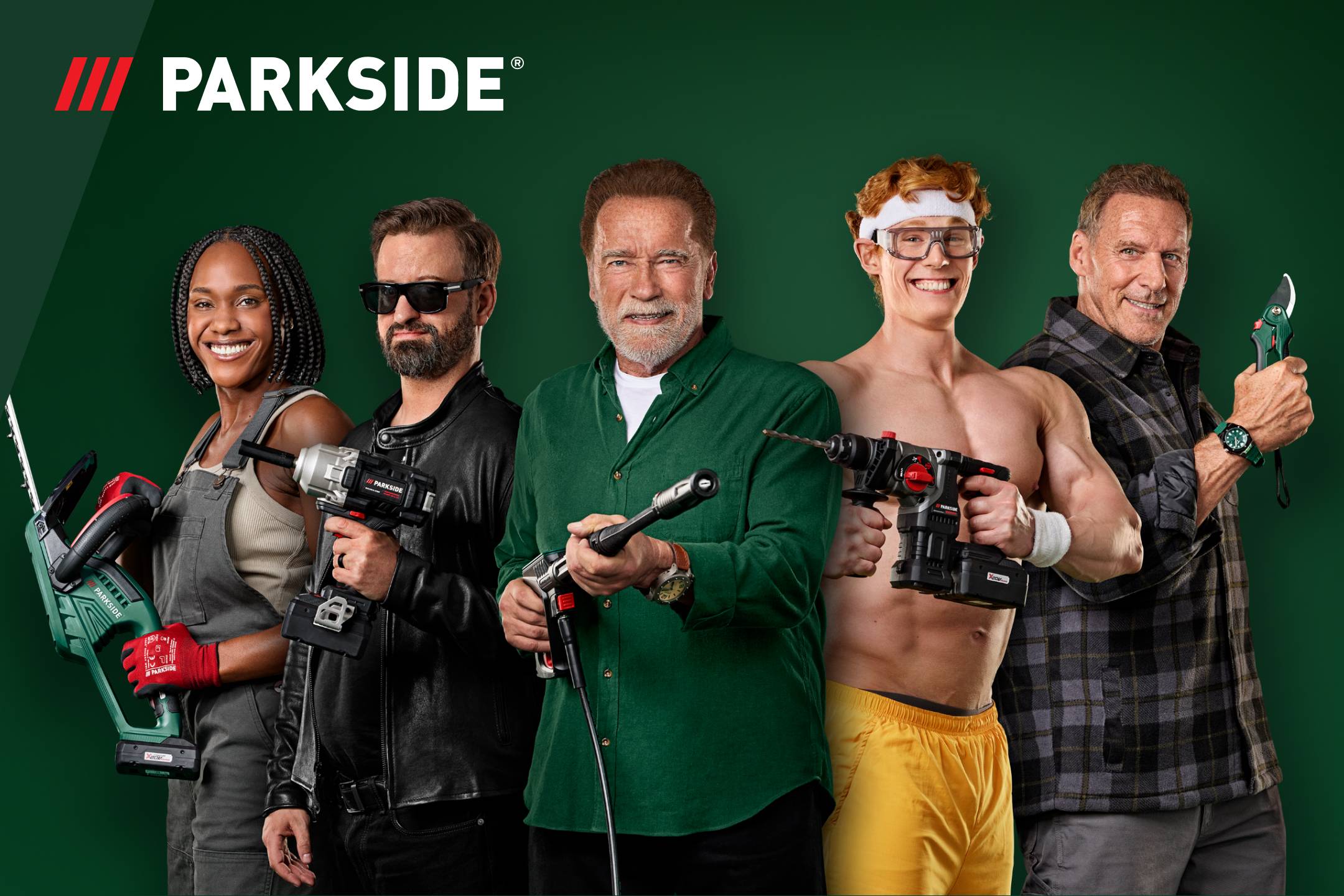 Pięć osób, w tym Arnold Schwarzenegger, trzymających różne narzędzia, takie jak piła łańcuchowa, wiertarka udarowa, klucz udarowy i sekator, na zielonym tle z logo Parkside.