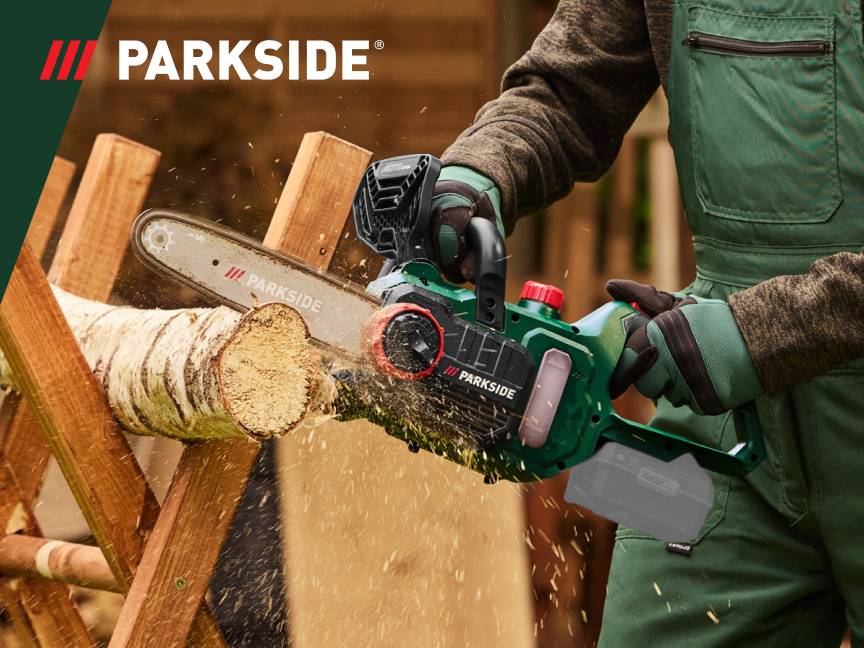 Osoba w rękawicach tnie drewno piłą łańcuchową, w tle logo Parkside.