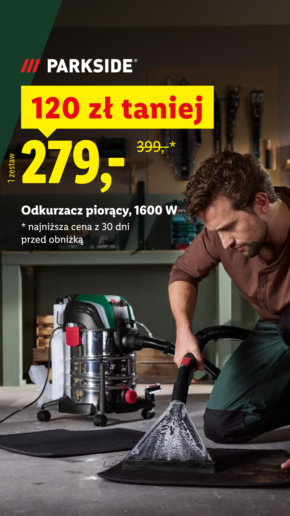 Mężczyzna czyści dywan odkurzaczem piorącym 1600 W, cena 279 zł, wcześniej 399 zł.