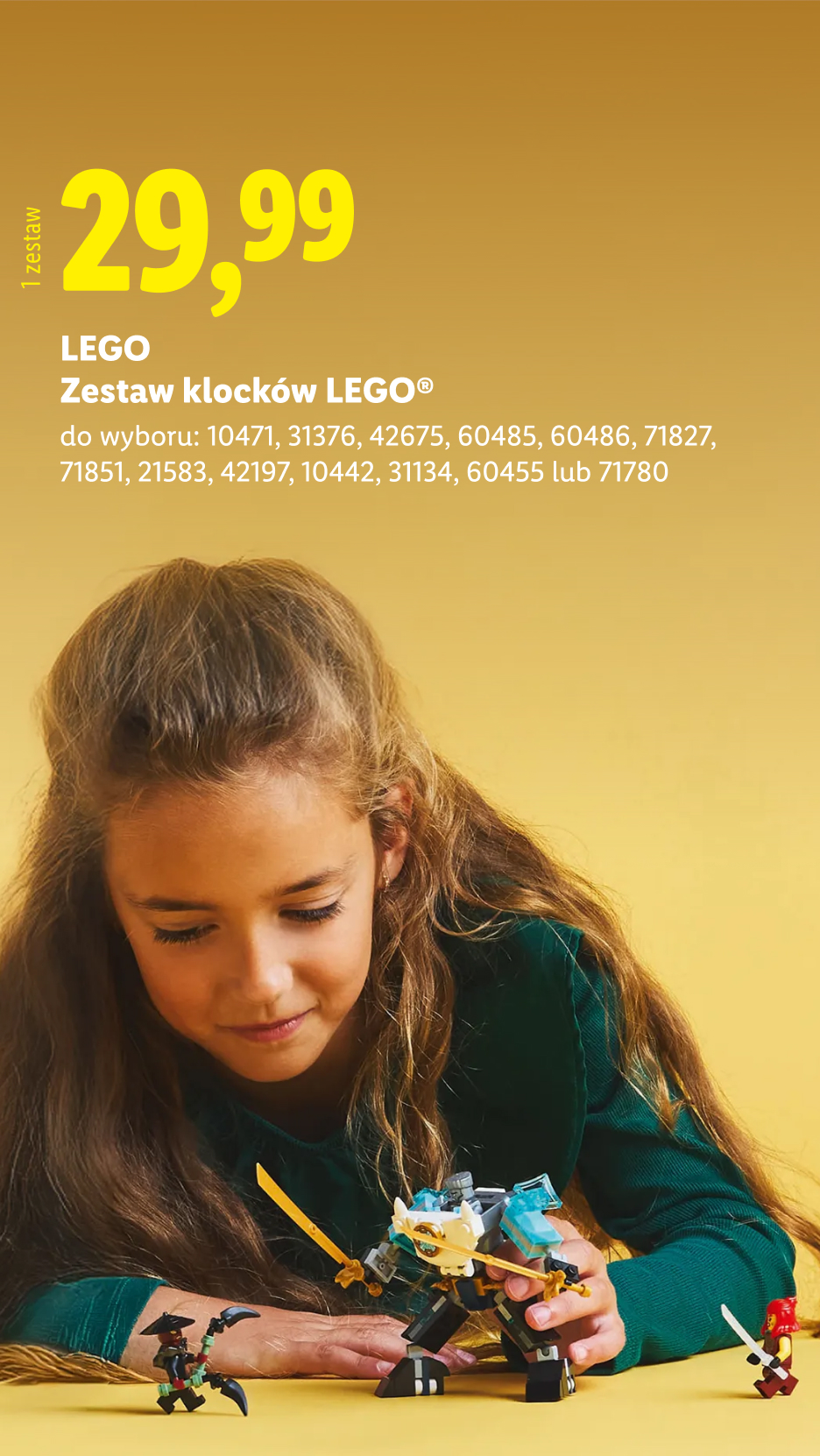 Dziewczynka bawi się zestawem klocków, cena 29,99 zł.