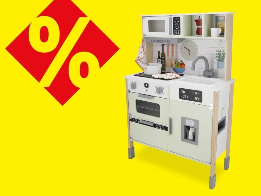 Drewniana kuchnia dla dzieci z mikrofalówką i lodówką, na żółtym tle z symbolem procentu.