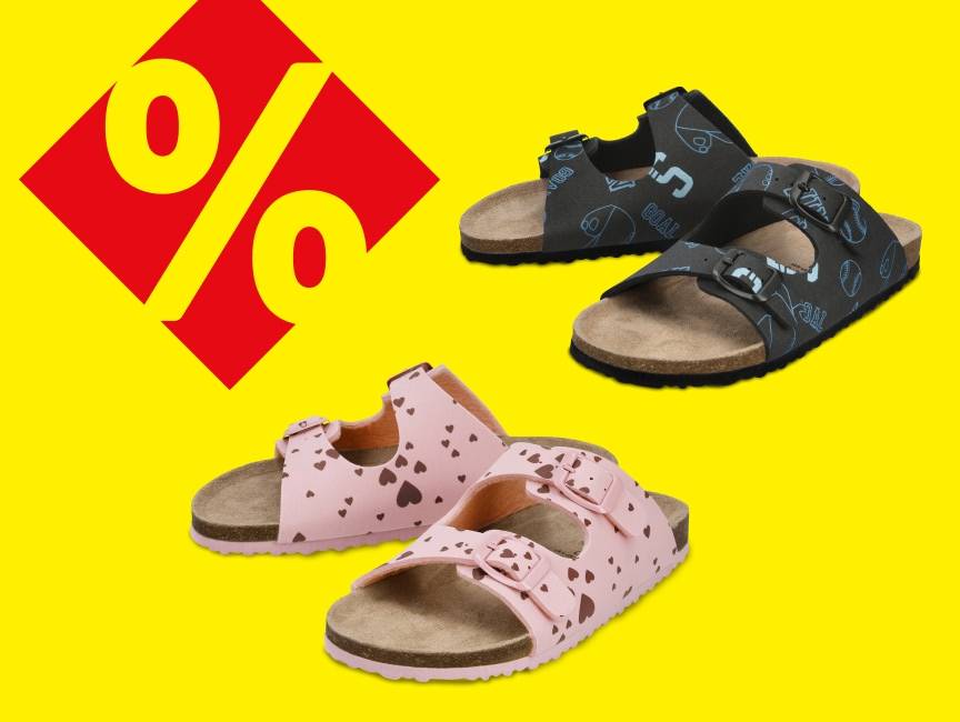 Dwie pary sandałów dziecięcych: różowe w serduszka i granatowe we wzory sportowe, z symbolem procentu.