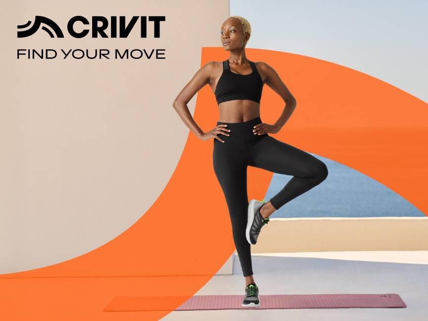 Kobieta w czarnym stroju sportowym wykonująca jogę na macie, z napisem „FIND YOUR MOVE”.