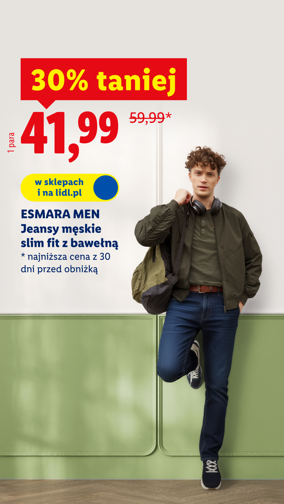 Mężczyzna w jeansach slim fit z bawełną, kurtce i słuchawkach, z ceną 41,99 zł.