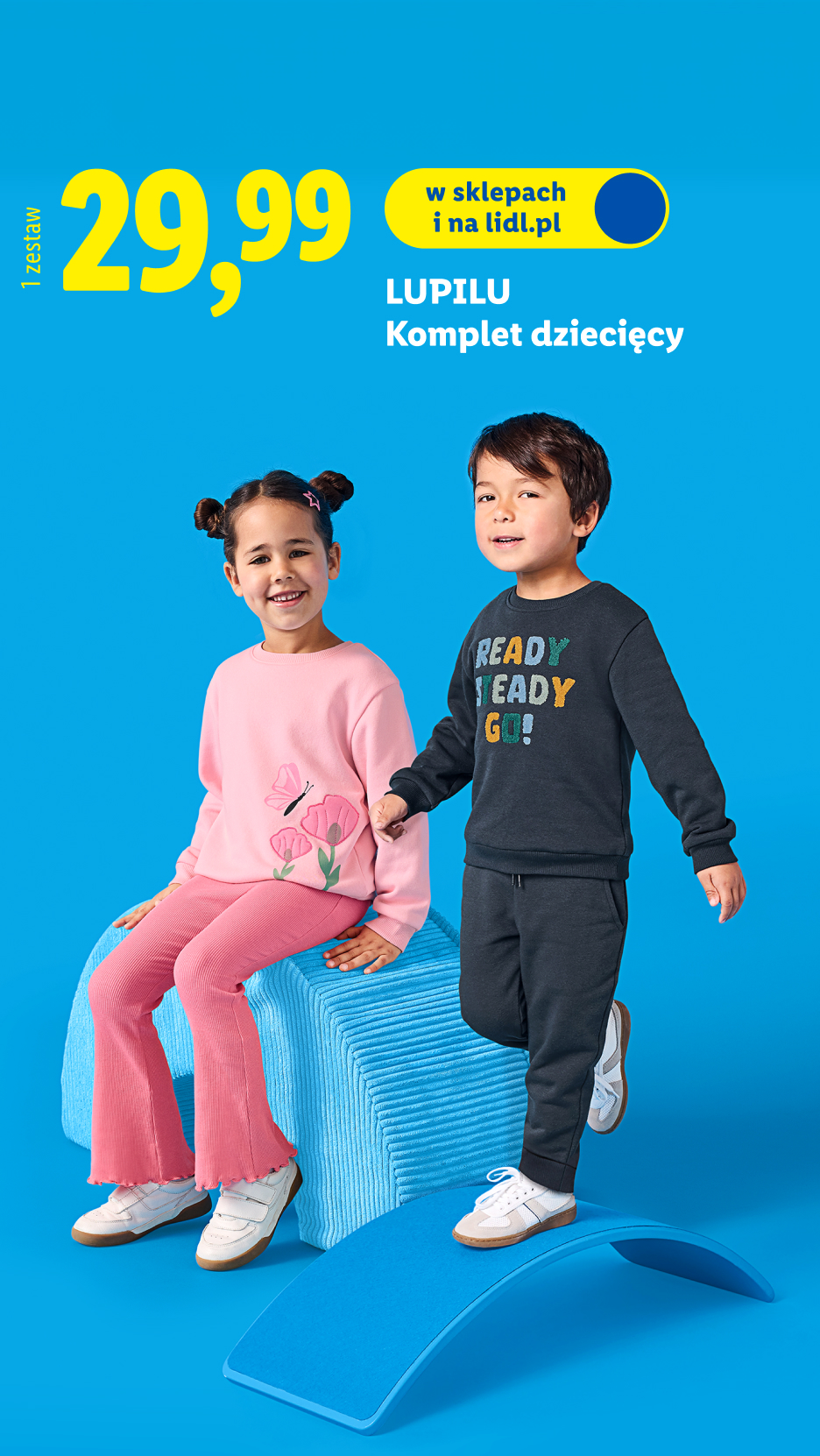 Dziecięcy komplet dresowy za 29,99 zł. Dziewczynka w różowym, chłopiec w granatowym.