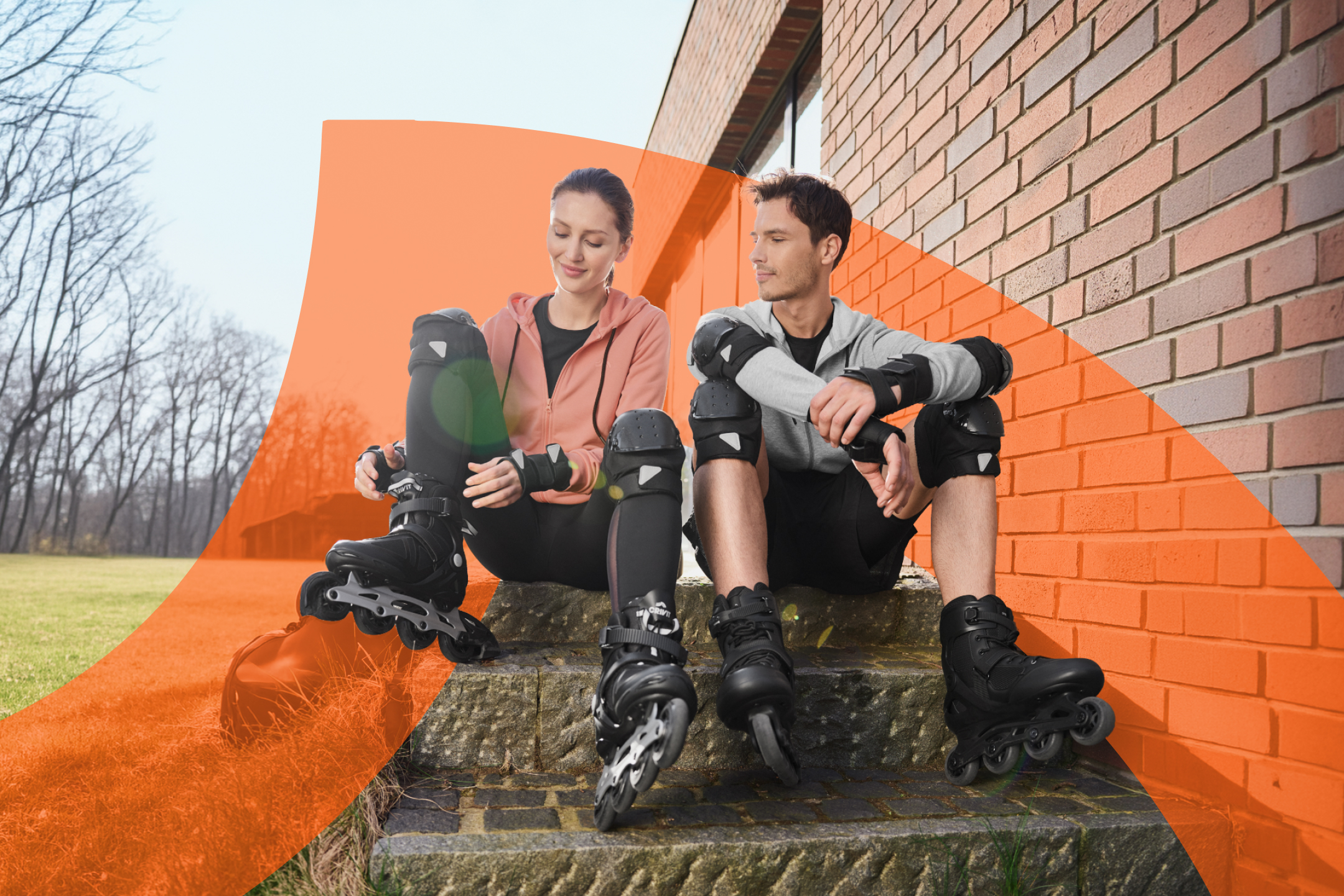 Para w rolkach i ochraniaczach siedząca na schodach, gotowa do jazdy.