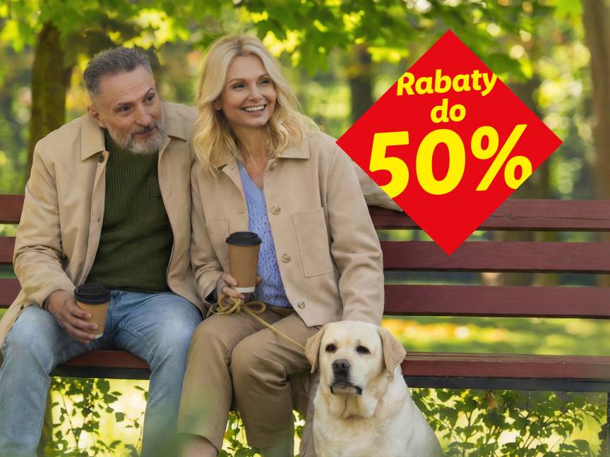 Para z psem na ławce w parku, z napisem 'Rabaty do 50%'.