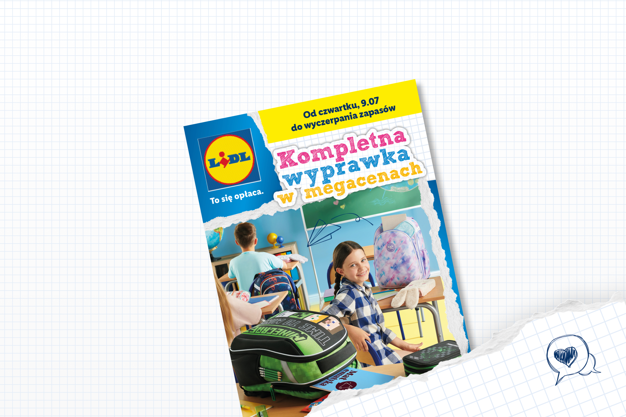 Uczniowie w klasie z plecakami i tornistrami, z napisem „Kompletna wyprawka w megacenach”.