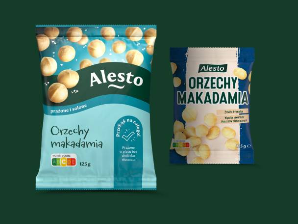 Dwa opakowania orzechów makadamia, jedno większe, drugie mniejsze, na ciemnozielonym tle.