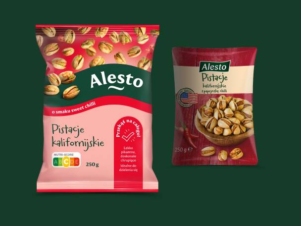 Dwa opakowania pistacji, jedno o smaku słodkiego chili, drugie z papryczką chili.