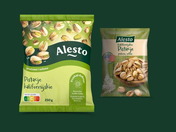 Dwa opakowania prażonych i solonych pistacji kalifornijskich, jedno 250g z Nutri-Score.