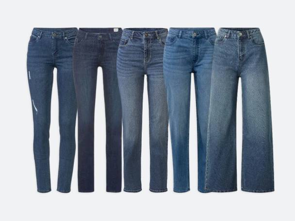 Pięć par dżinsów damskich w różnych fasonach i odcieniach niebieskiego.