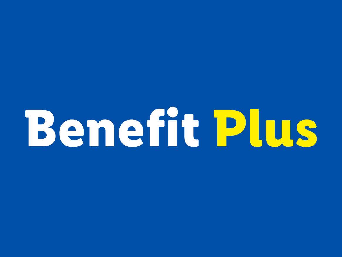 Logo Benefit Plus na niebieskim tle.