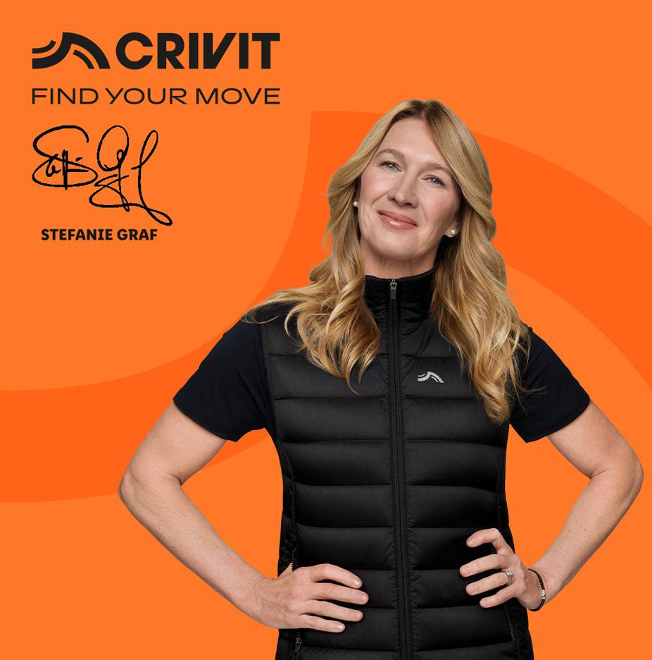 Kobieta w czarnej kamizelce puchowej, z napisem „FIND YOUR MOVE” i podpisem Stefanie Graf.