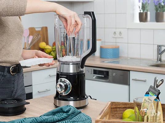 Blender i kostki lodu w kuchni.