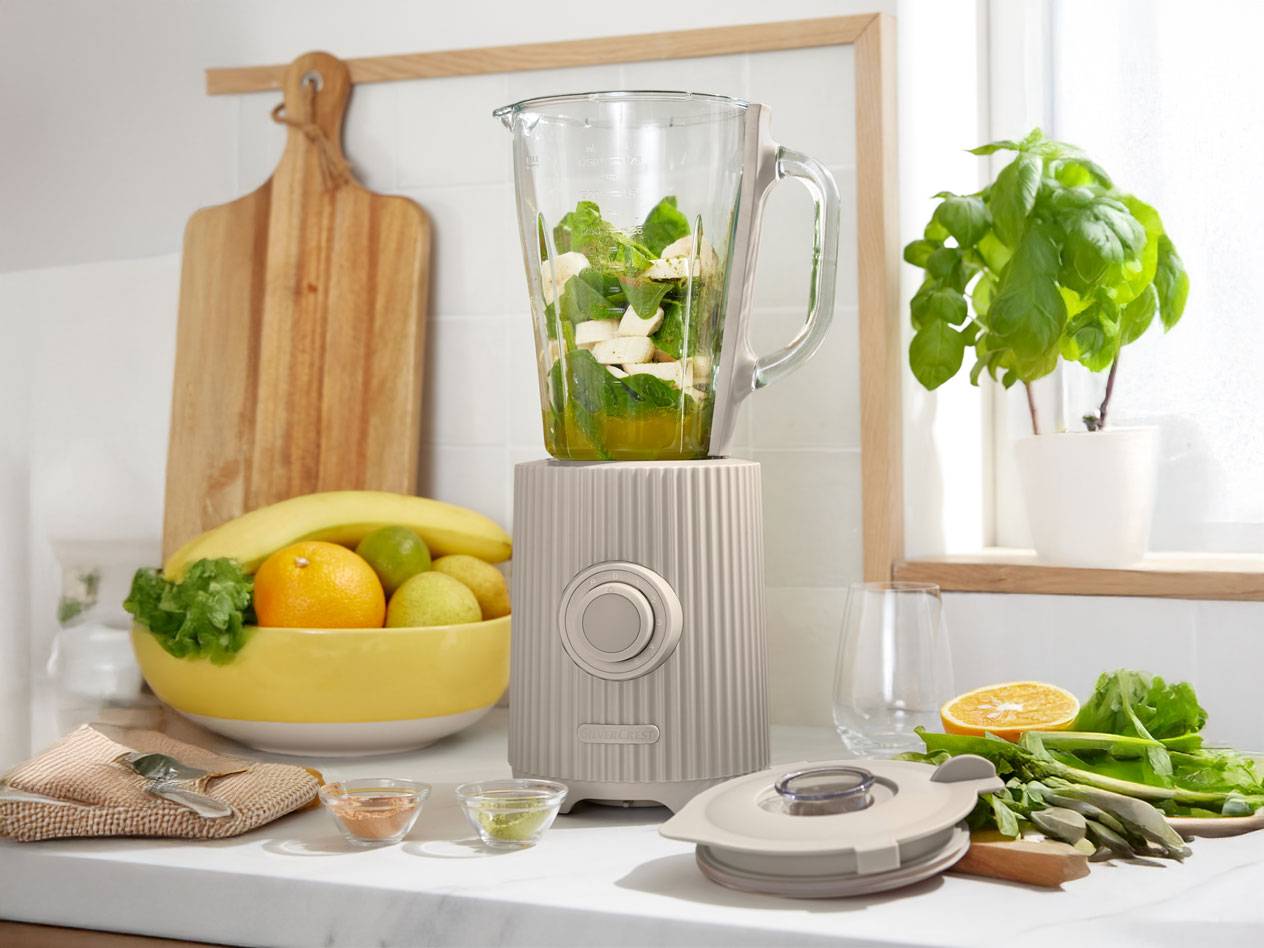 Blender i owoce do smoothie.