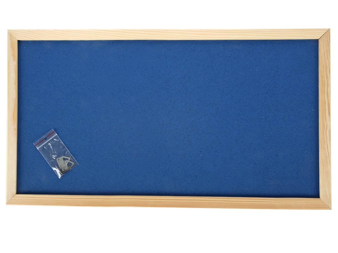 Niebieska tablica korkowa z drewnianą ramą i zestawem do montażu.