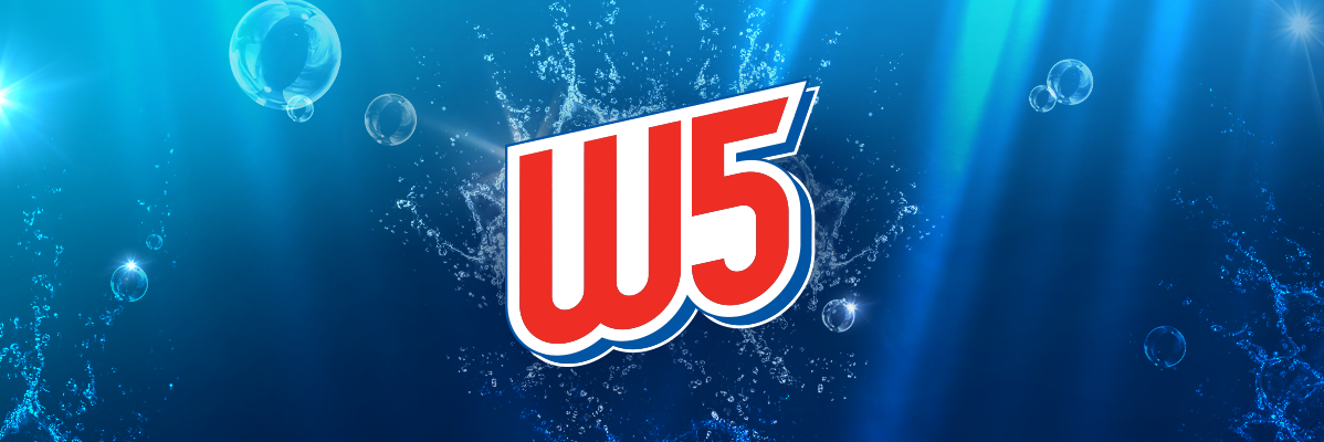 Logo W5 z rozbryzgami wody.