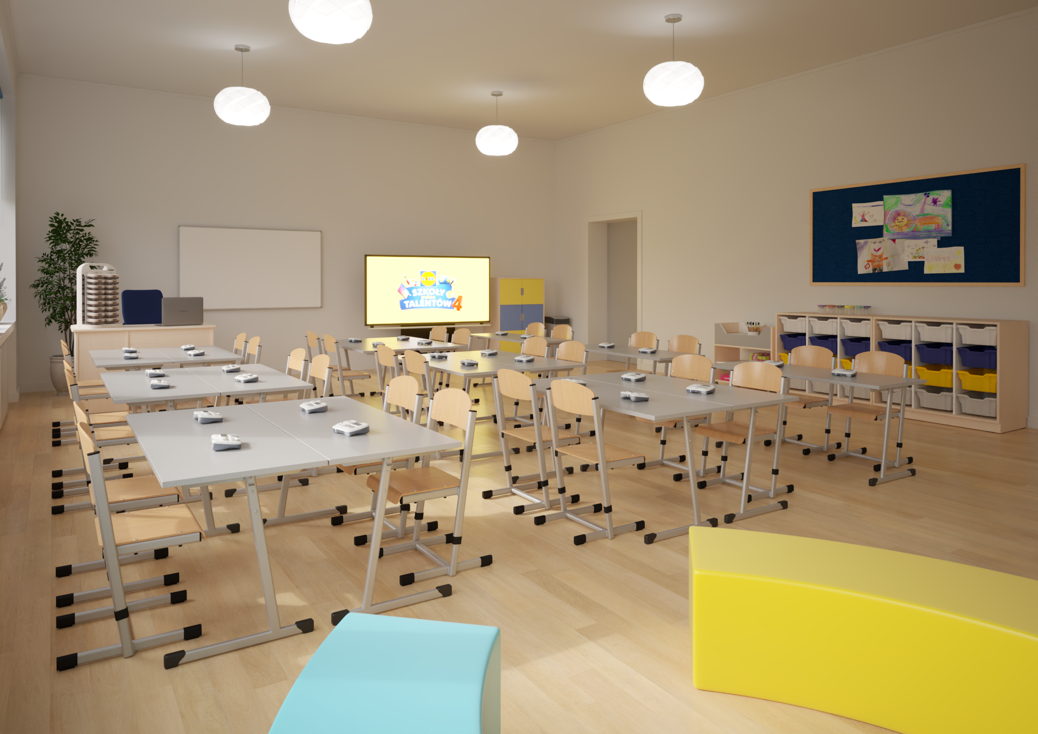Klasa szkolna z rzędami biurek, krzeseł i dużym ekranem wyświetlającym logo „Szkoły Talentów”.