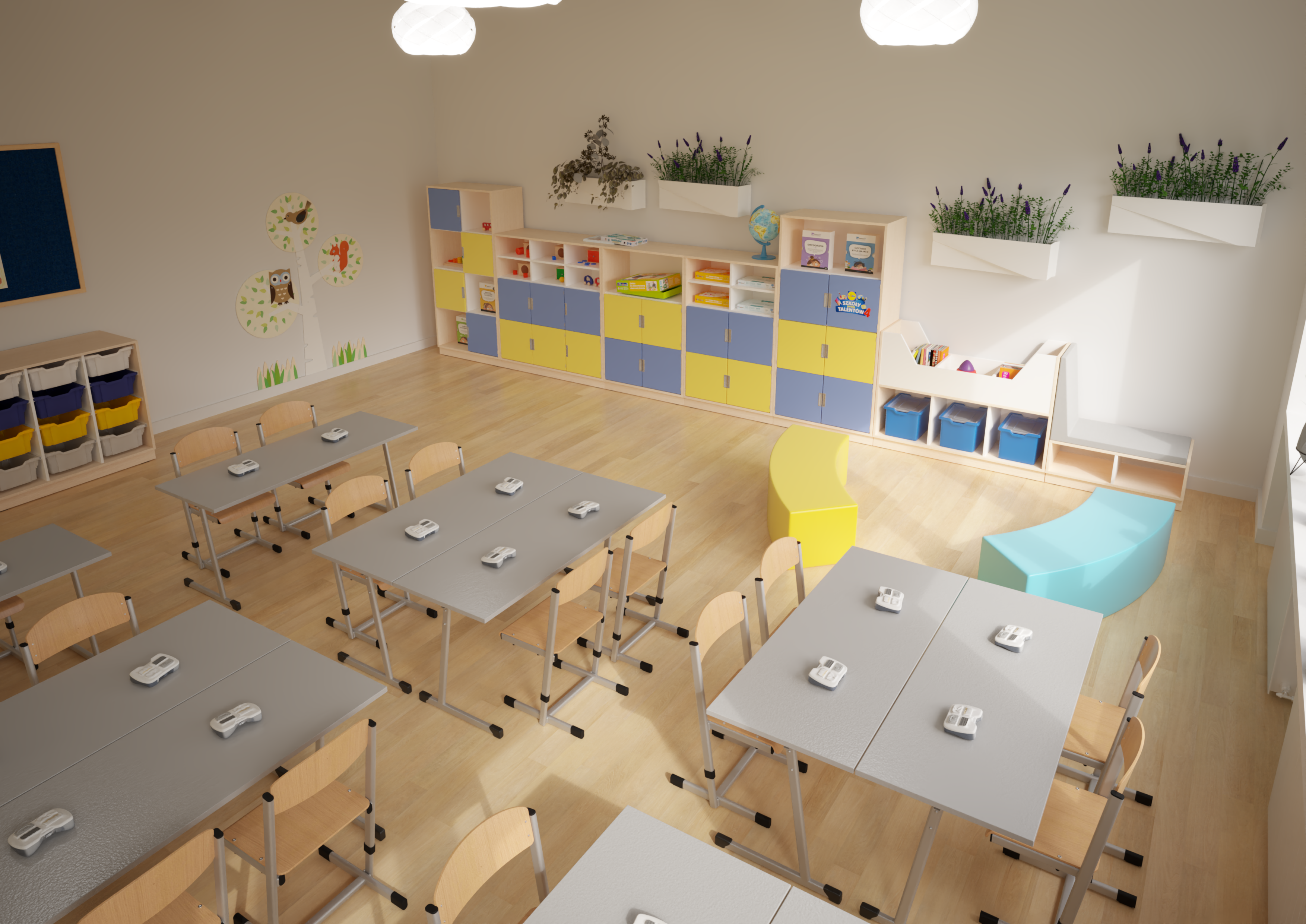 Jasna klasa z drewnianymi podłogami, szarymi biurkami, krzesłami i kolorowymi szafkami.