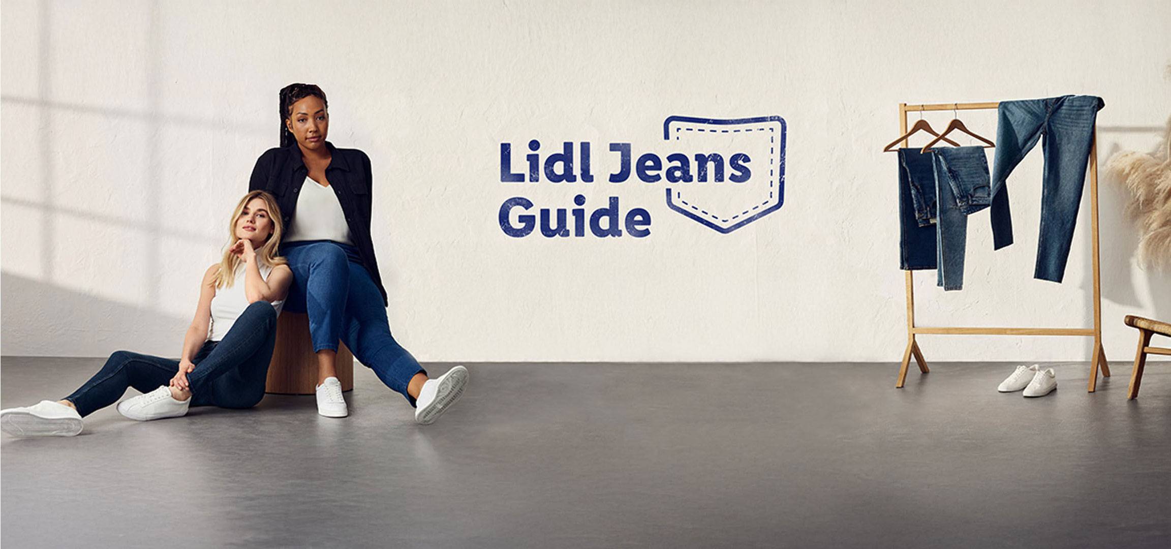 Dwie kobiety w dżinsach i białe trampki, obok wieszak z dżinsami. Napis: Jeans Guide.