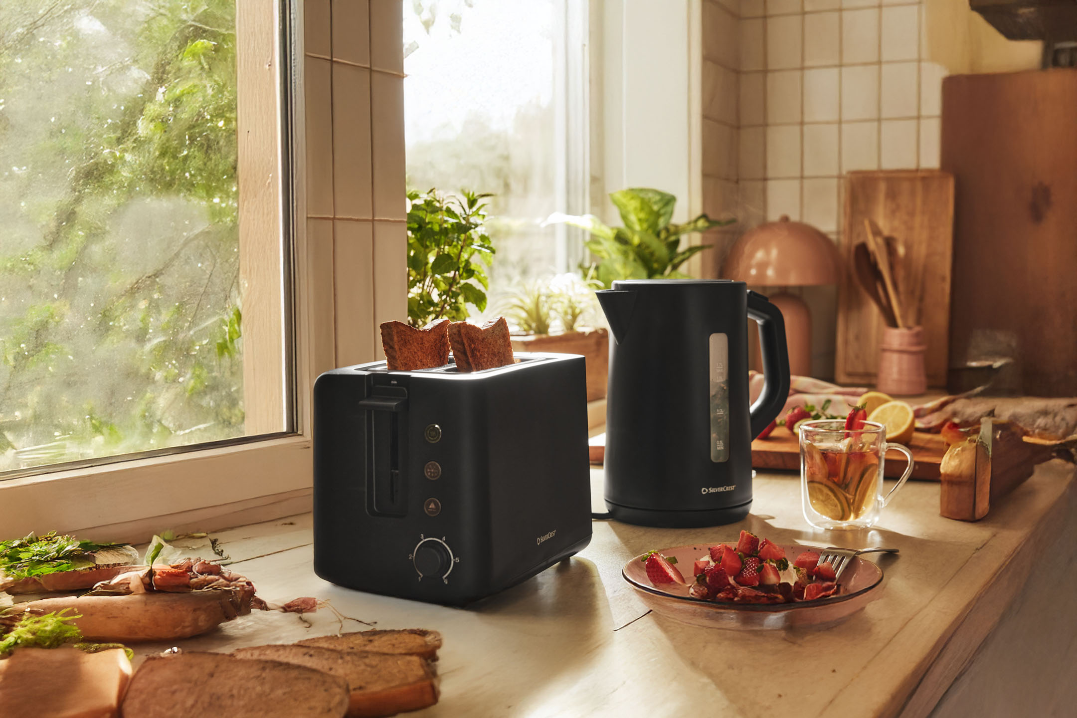Toster i czajnik SmartChef w nowoczesnej kuchni.