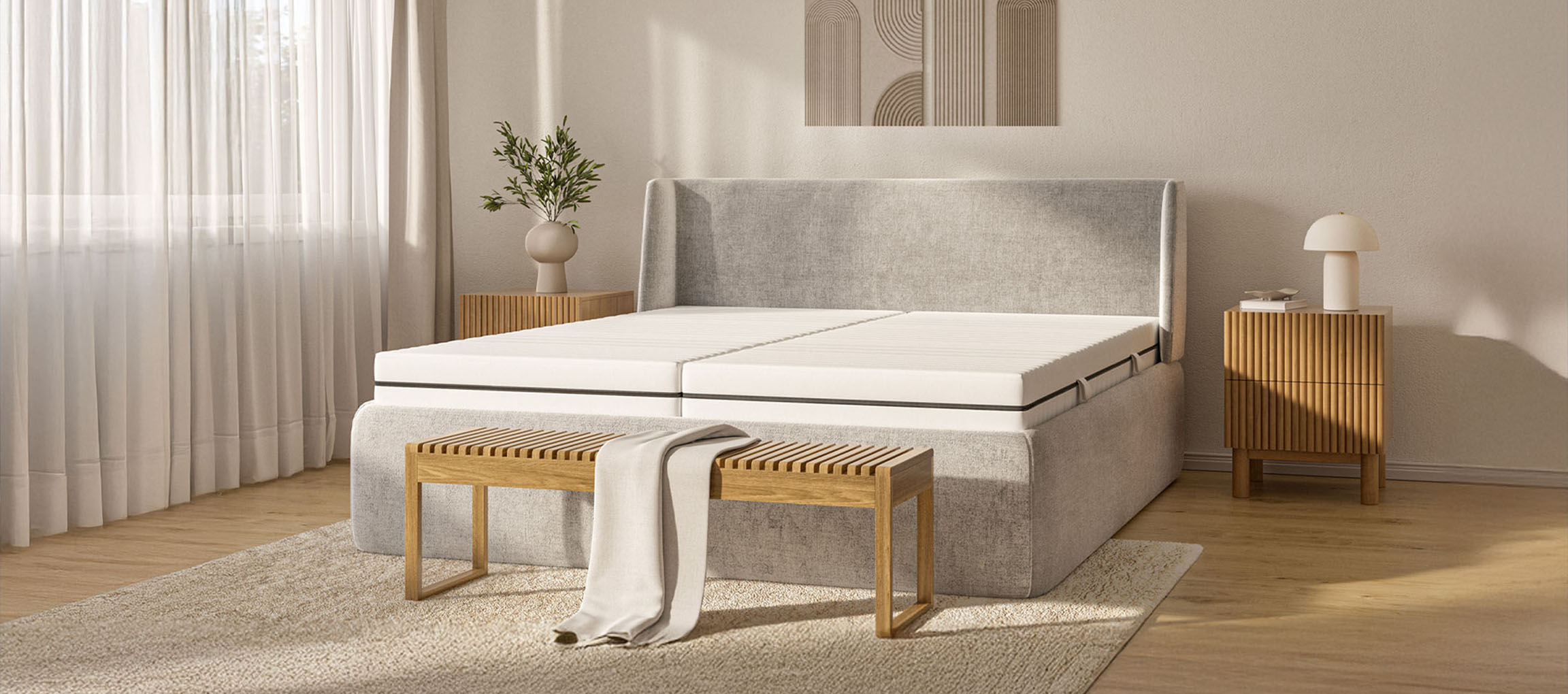 Sypialnia w neutralnych kolorach z łóżkiem kontynentalnym, drewnianą ławką i szafkami nocnymi.