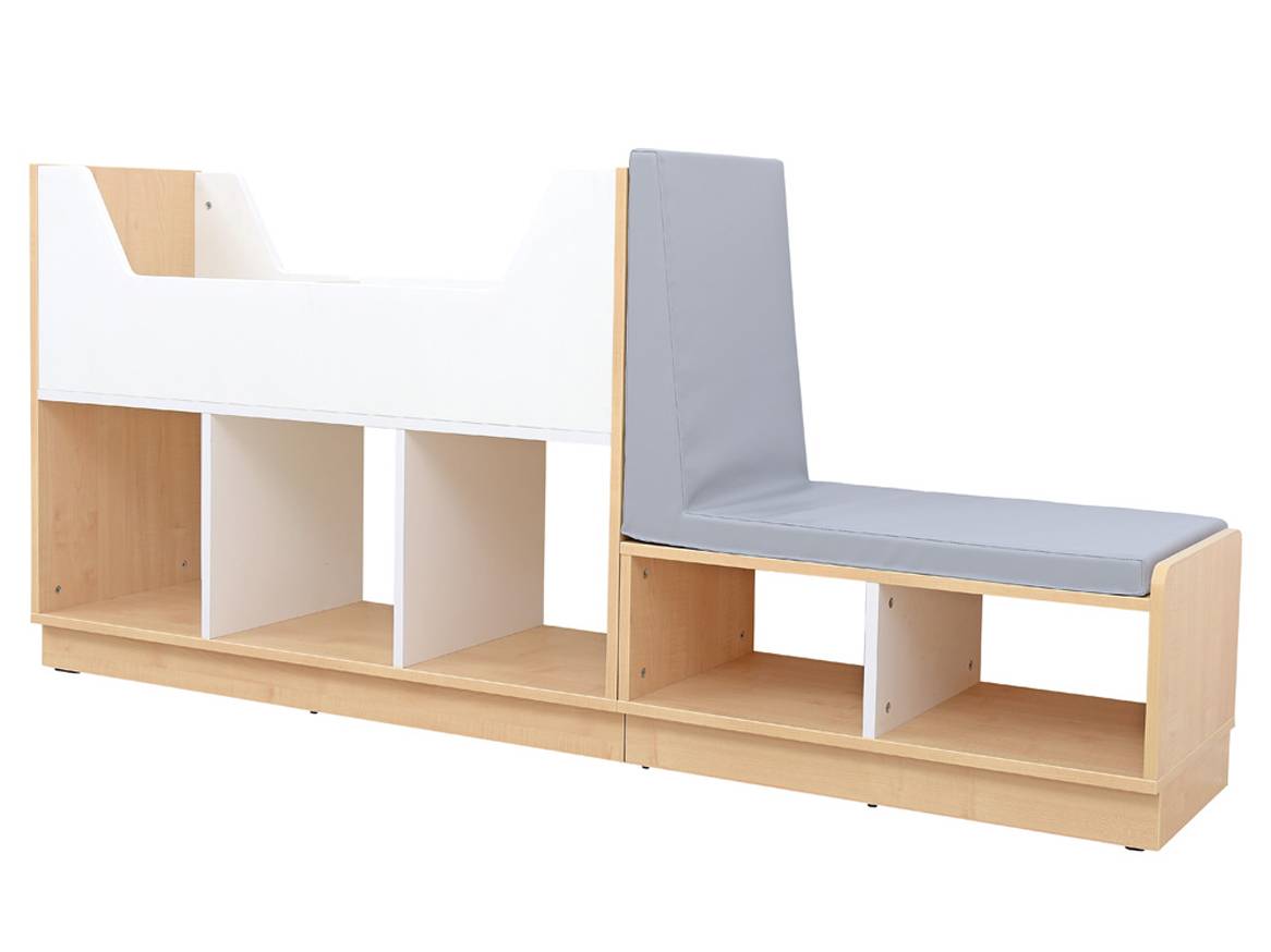 Drewniana szafka z półkami i szarą poduszką do siedzenia.