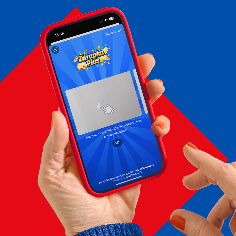 Osoba trzymająca smartfon z aplikacją do zdrapywania kuponów, z napisem 'Zdrapka Plus'.