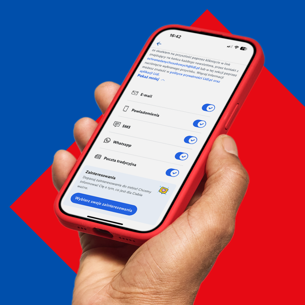 Osoba trzyma smartfon z otwartą aplikacją Lidl, wyświetlającą opcje powiadomień i zainteresowań.