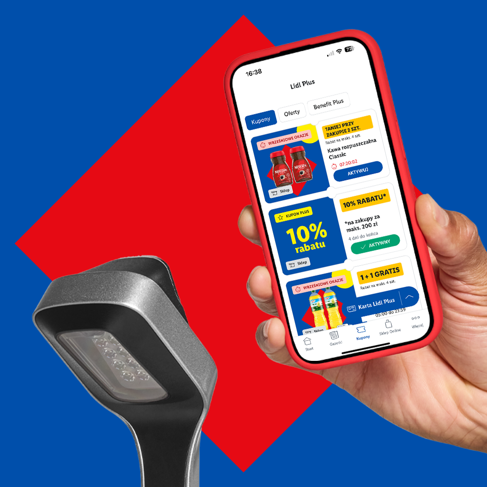 Ręka trzymająca smartfon z aplikacją Lidl Plus, wyświetlającą kupony na kawę Nescafe i olej.