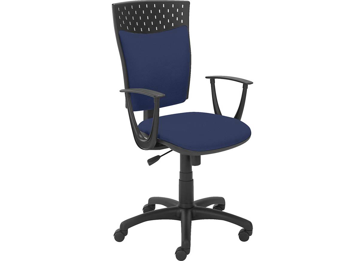 Niebieskie krzesło biurowe z czarną podstawą na kółkach i podłokietnikami.