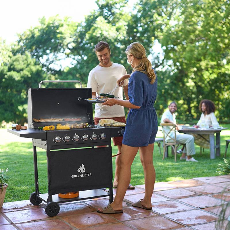 Grill GrillMeister 6 palników, na zewnątrz.