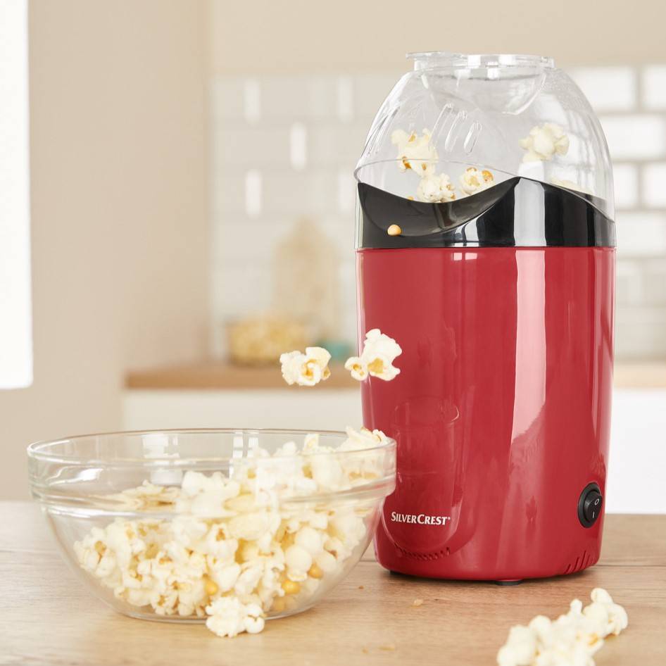Maszyna do popcornu SilverCrest i miska z popcorn.