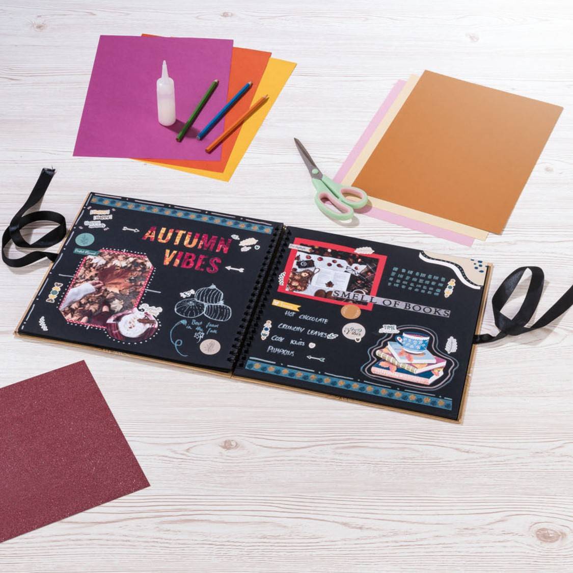 Album fotograficzne w jesiennym stylu, papier, ołówki, nożyczki.